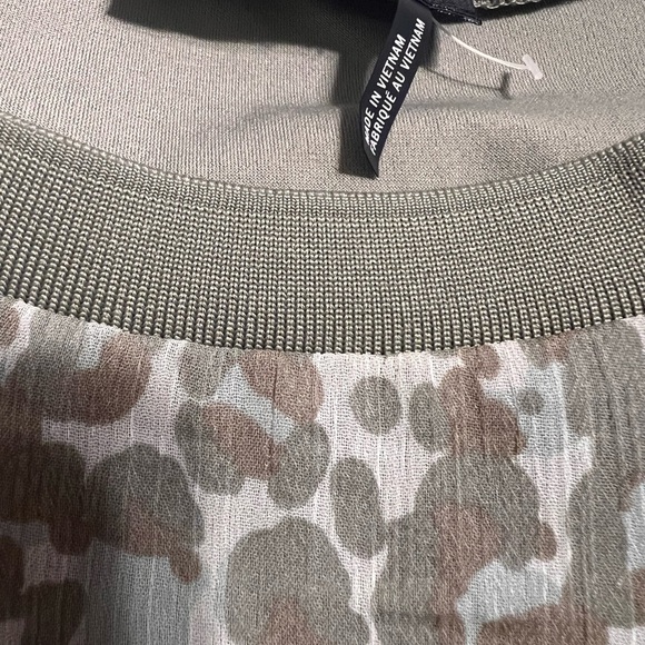 DKNY Women's Animal Print Sweatshirt - Olive. Sz/M - Picture 4 of 10